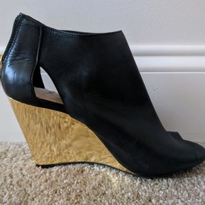 Jessica Simpson Gold Black Leather Wedge Size 6